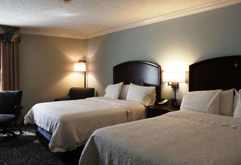 هتل Hampton Inn Perry