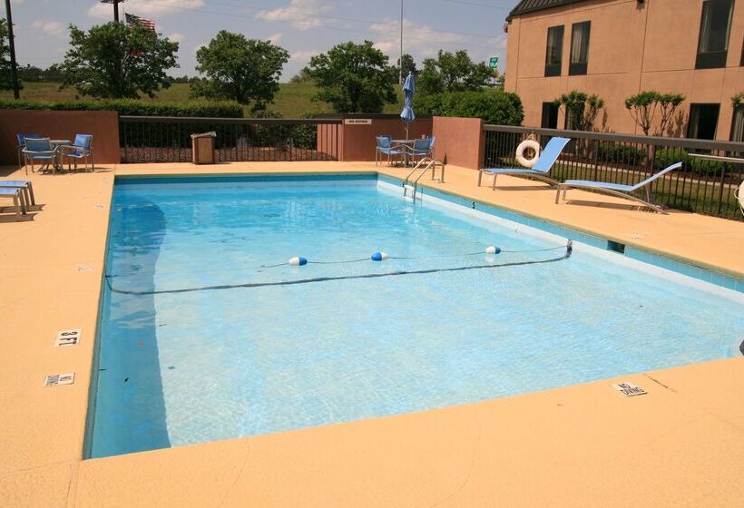 هتل Hampton Inn Perry