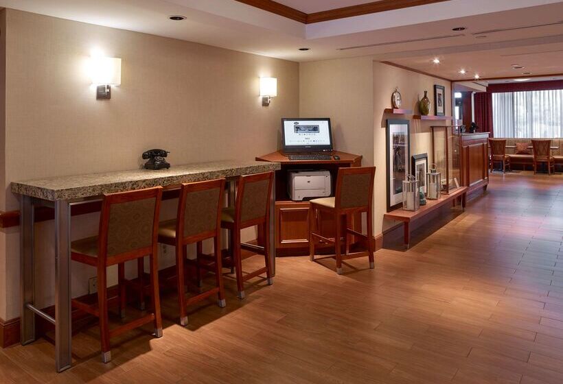 호텔 Hampton Inn Portland Airport