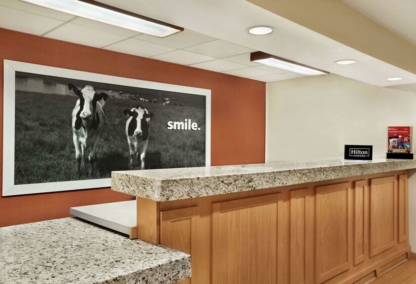 호텔 Hampton Inn Shawnee