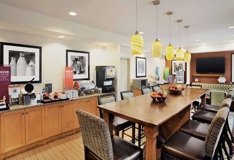 호텔 Hampton Inn Shawnee