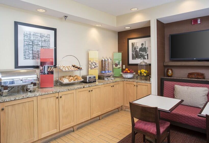 호텔 Hampton Inn Shawnee