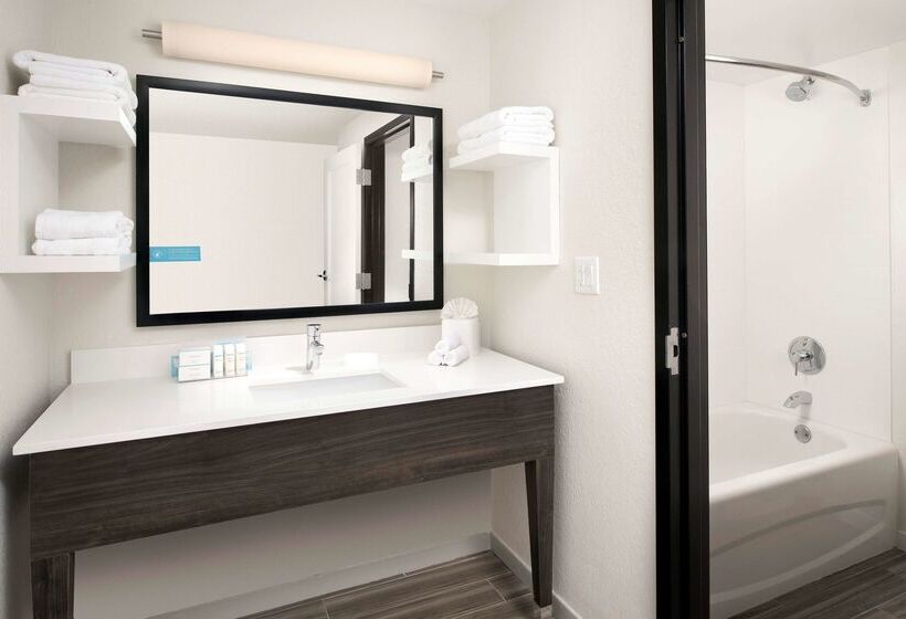 בית מלון כפרי Hampton Inn & Suites Anaheim Garden Grove