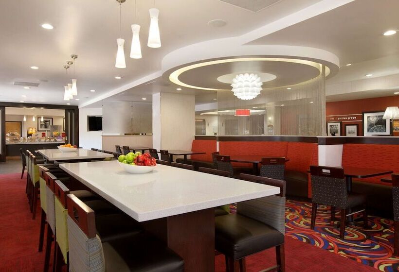בית מלון כפרי Hampton Inn & Suites Anaheim Garden Grove