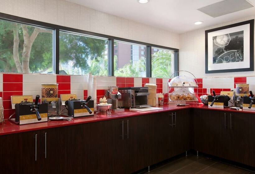 בית מלון כפרי Hampton Inn & Suites Anaheim Garden Grove