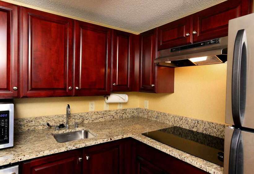 هتل Hampton Inn & Suites Charlottesvilleat The University