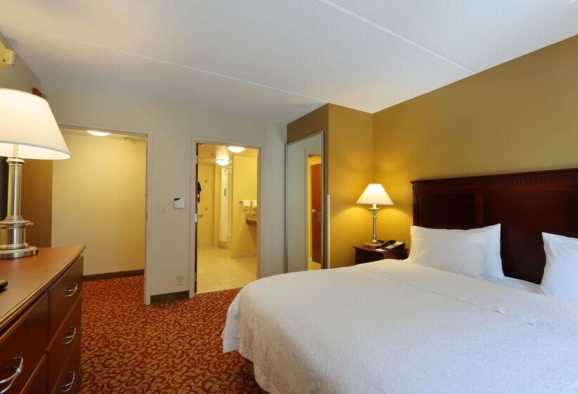 هتل Hampton Inn & Suites Charlottesvilleat The University