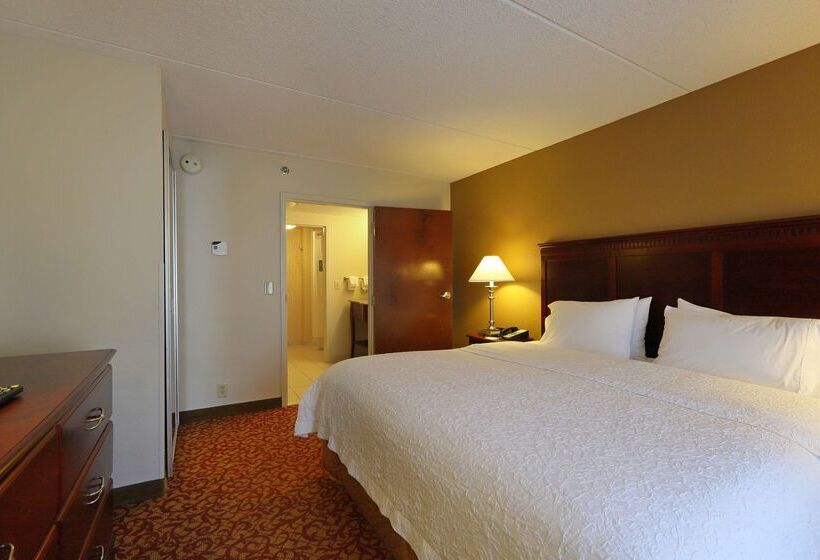 هتل Hampton Inn & Suites Charlottesvilleat The University