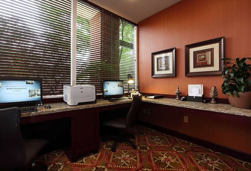 בית מלון כפרי Hampton Inn & Suites Charlottesvilleat The University