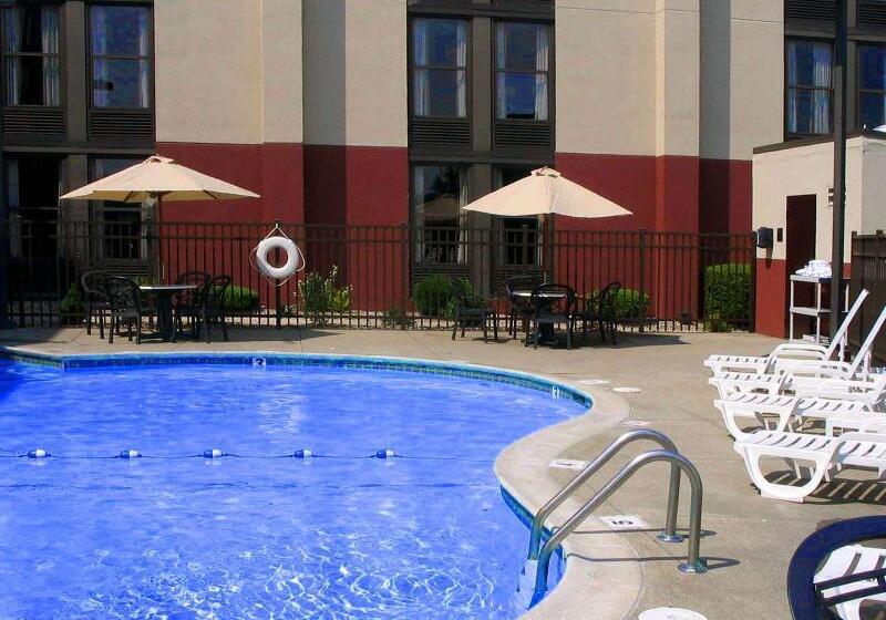 هتل Hampton Inn West Springfield