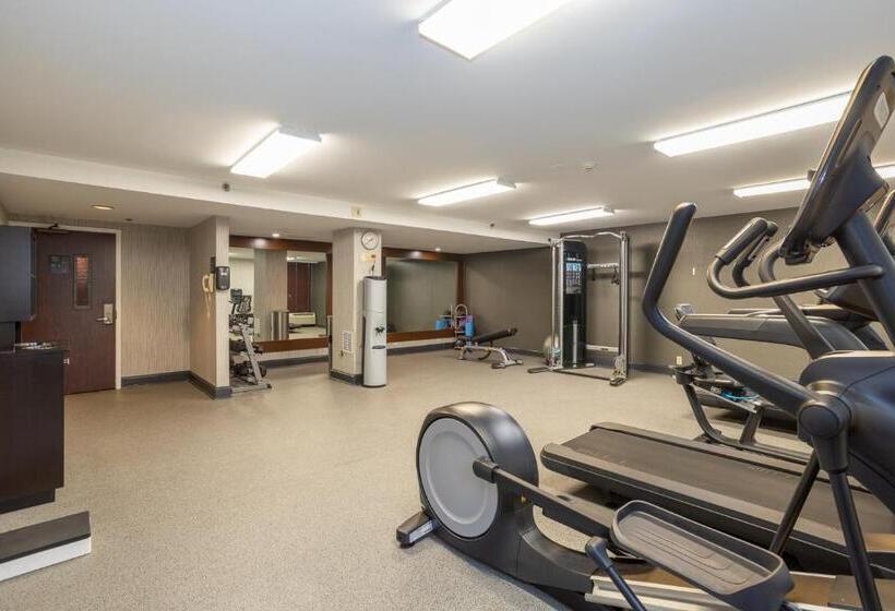 Отель Holiday Inn Express Newark Airport Elizabeth, An Ihg