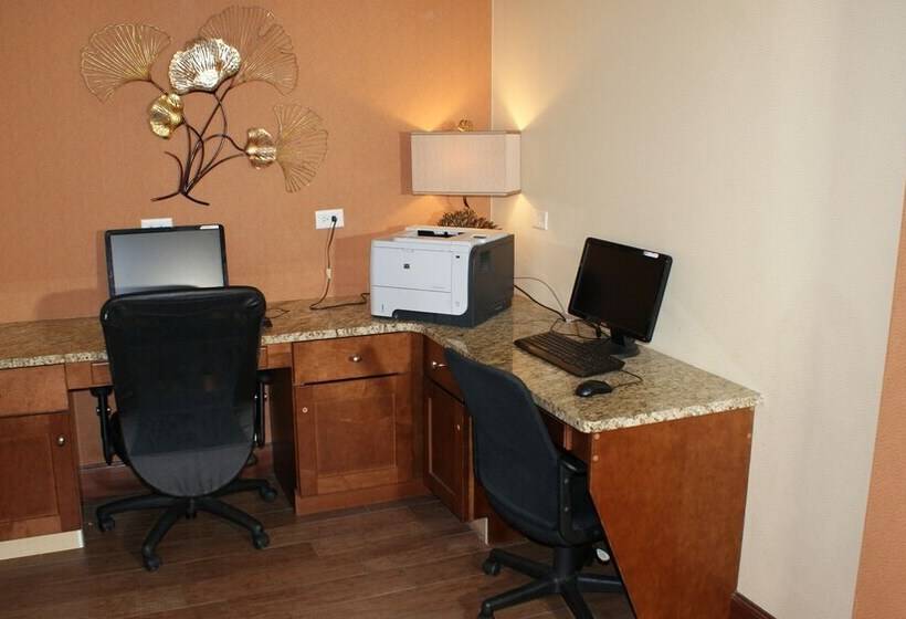 فندق Home Town Inn & Suites