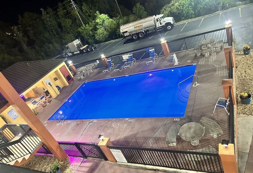 فندق Home Town Inn & Suites