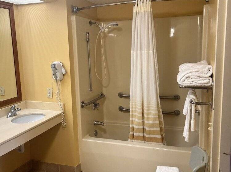 فندق Home Town Inn & Suites