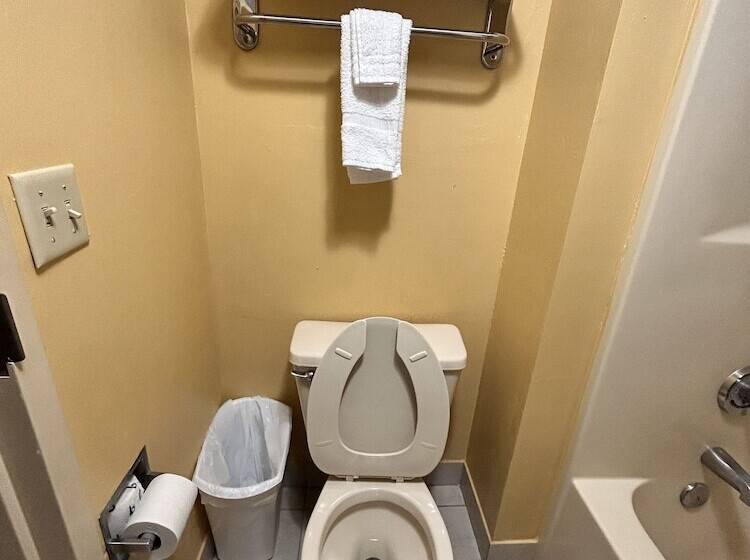 فندق Home Town Inn & Suites