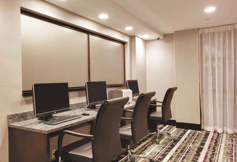 酒店 La Quinta Inn & Suites By Wyndham Detroit Metro Airport