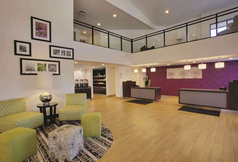 هتل La Quinta Inn & Suites By Wyndham Detroit Metro Airport