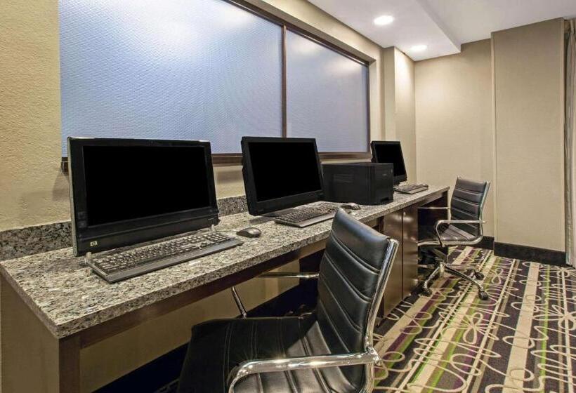 هتل La Quinta Inn & Suites By Wyndham Detroit Metro Airport