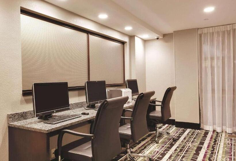 酒店 La Quinta Inn & Suites By Wyndham Detroit Metro Airport