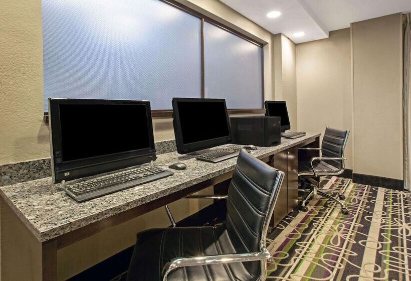 酒店 La Quinta Inn & Suites By Wyndham Detroit Metro Airport