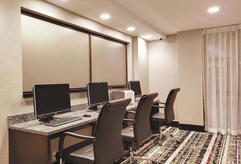 酒店 La Quinta Inn & Suites By Wyndham Detroit Metro Airport