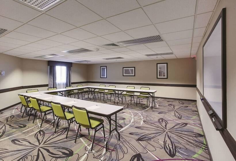 酒店 La Quinta Inn & Suites By Wyndham Detroit Metro Airport