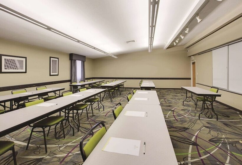 酒店 La Quinta Inn & Suites By Wyndham Detroit Metro Airport