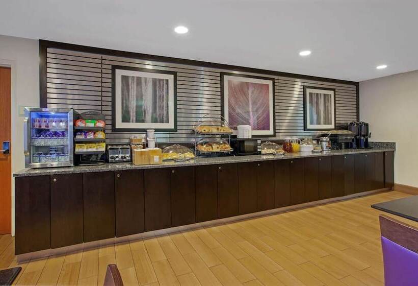 酒店 La Quinta Inn & Suites By Wyndham Detroit Metro Airport