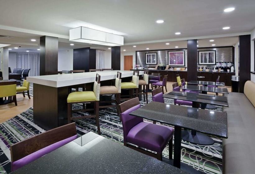 酒店 La Quinta Inn & Suites By Wyndham Detroit Metro Airport