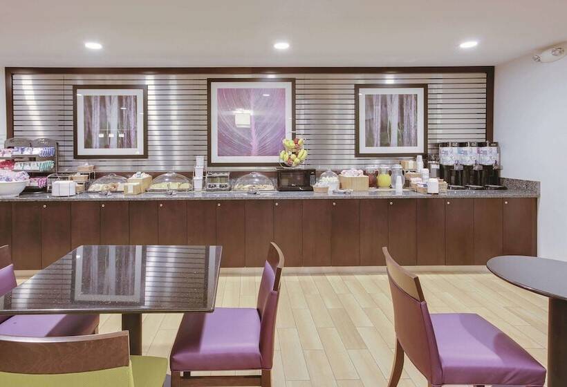 هتل La Quinta Inn & Suites By Wyndham Detroit Metro Airport