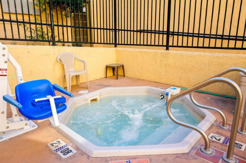 فندق Lamplighter Inn & Suites