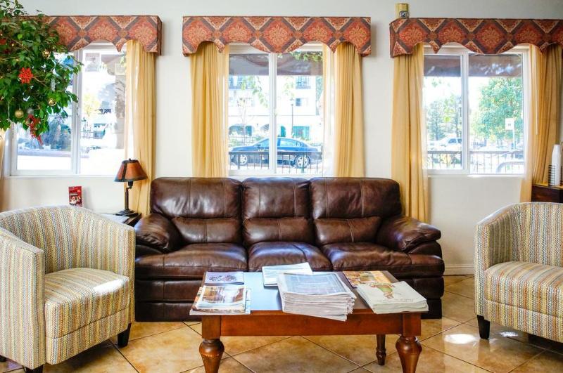 فندق Lamplighter Inn & Suites