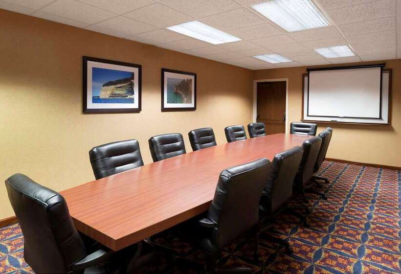 בית מלון כפרי Quality Inn Auburn Hills   Detroit North