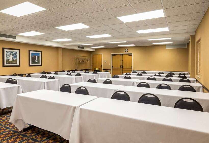 בית מלון כפרי Quality Inn Auburn Hills   Detroit North