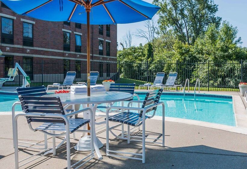 בית מלון כפרי Quality Inn Auburn Hills   Detroit North