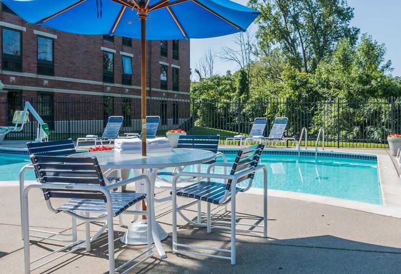 בית מלון כפרי Quality Inn Auburn Hills   Detroit North