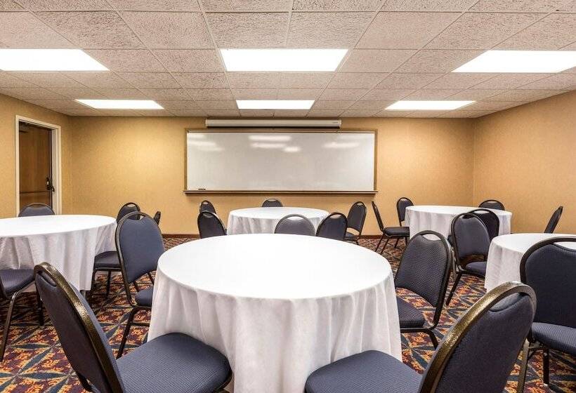 בית מלון כפרי Quality Inn Auburn Hills   Detroit North