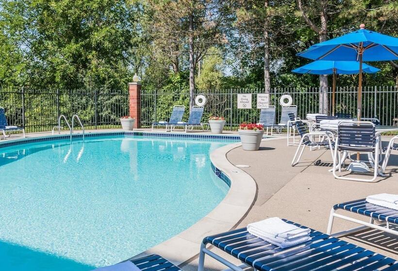 בית מלון כפרי Quality Inn Auburn Hills   Detroit North