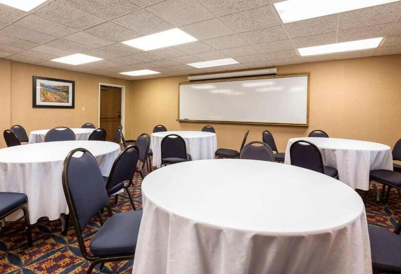 בית מלון כפרי Quality Inn Auburn Hills   Detroit North