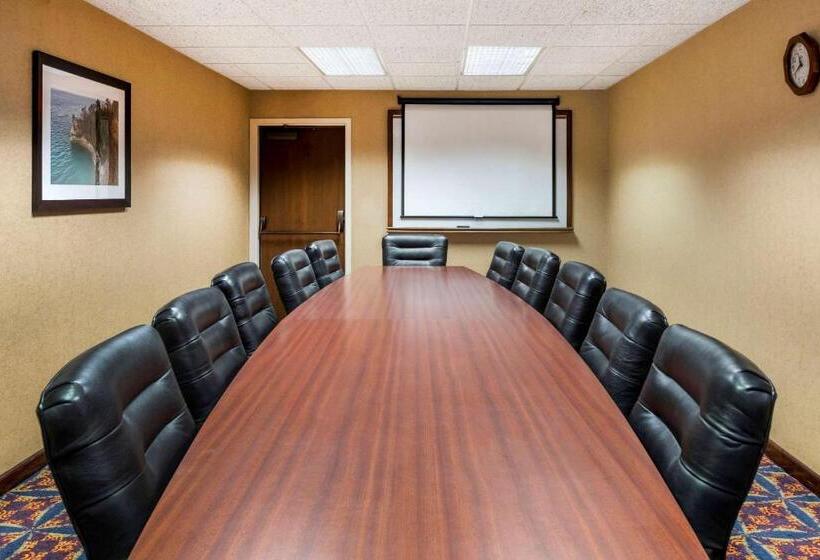 בית מלון כפרי Quality Inn Auburn Hills   Detroit North