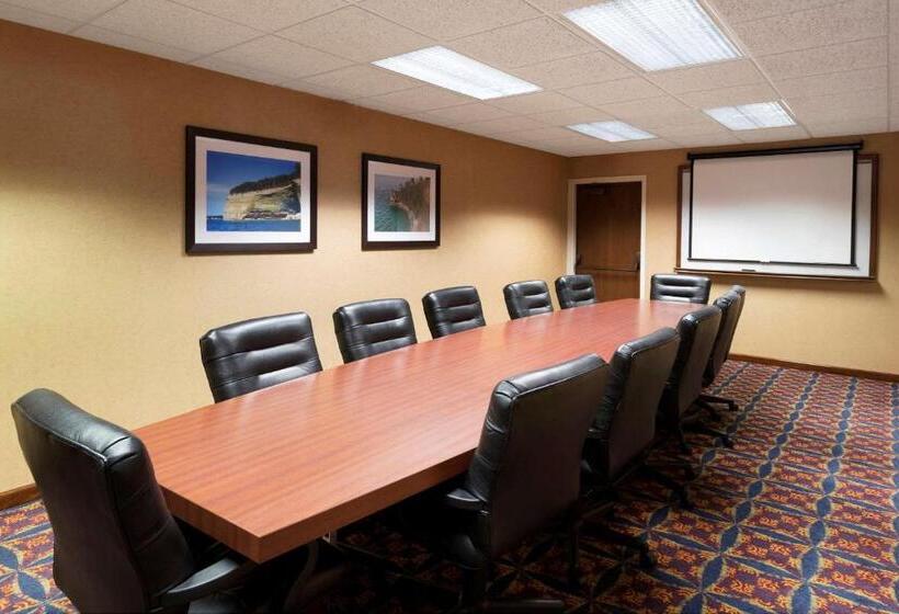 בית מלון כפרי Quality Inn Auburn Hills   Detroit North