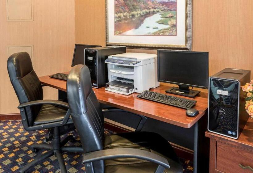 בית מלון כפרי Quality Inn Auburn Hills   Detroit North