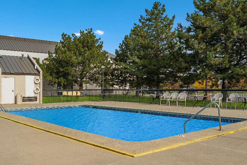 Отель Quality Inn & Suites