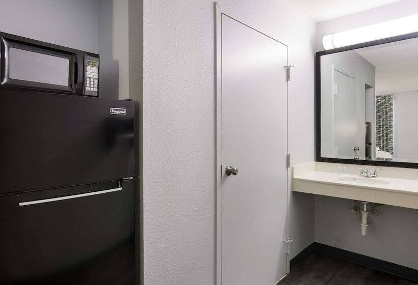 فندق Suburban Studios Hinesville   Fort Stewart Area