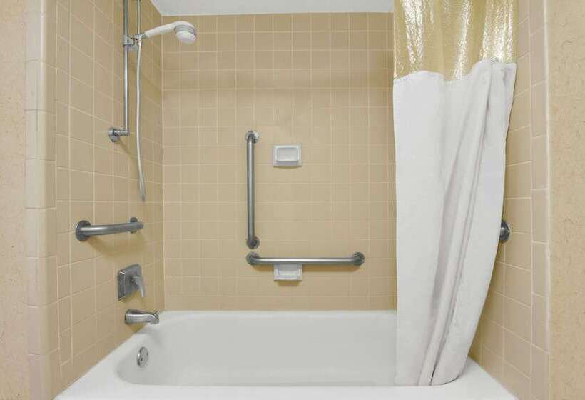 هتل Super 8 By Wyndham Oxford