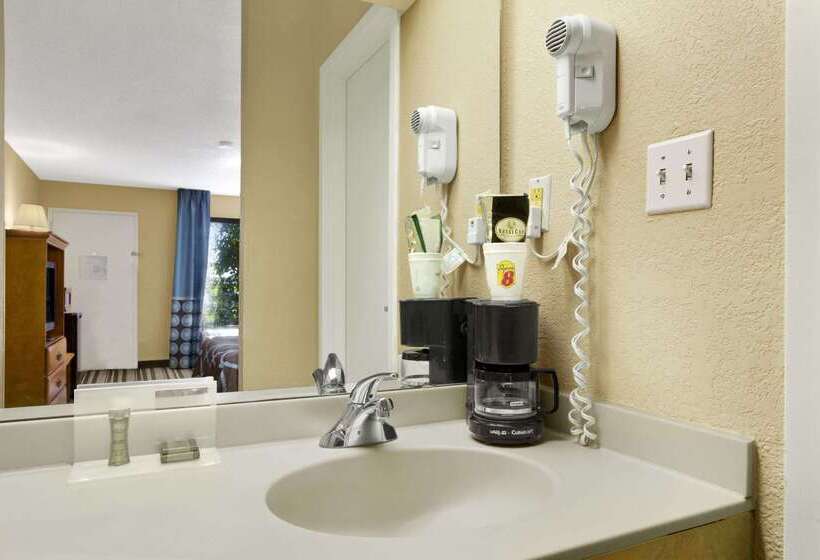 هتل Super 8 By Wyndham Oxford