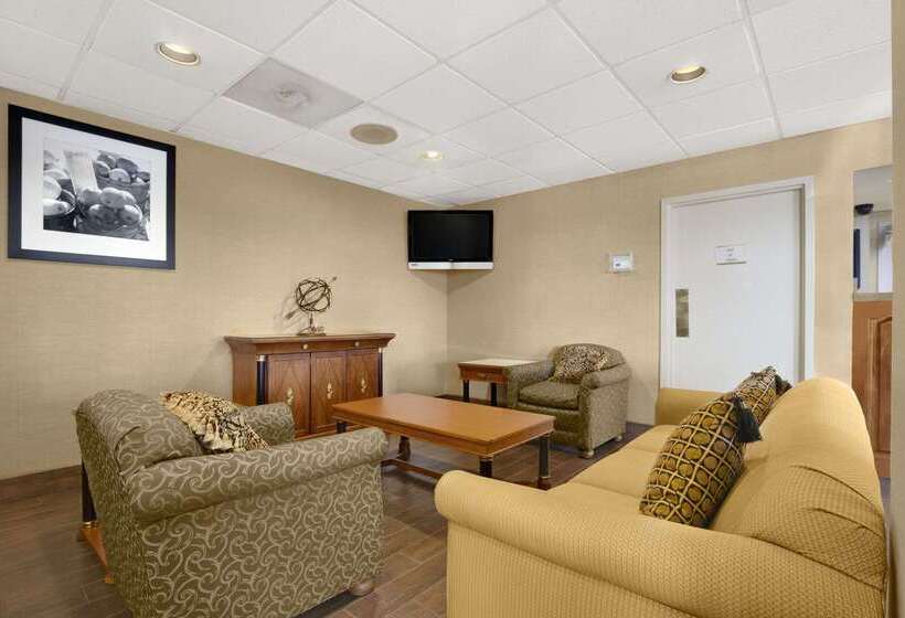 هتل Super 8 By Wyndham Oxford