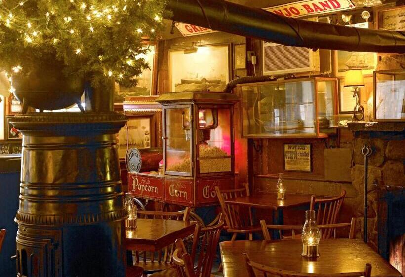 Отель The Griswold Inn