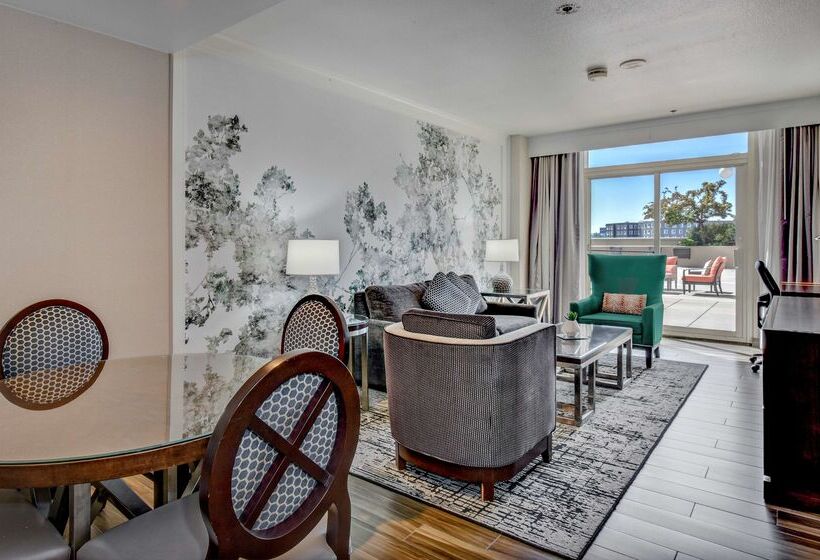 Отель The Grove