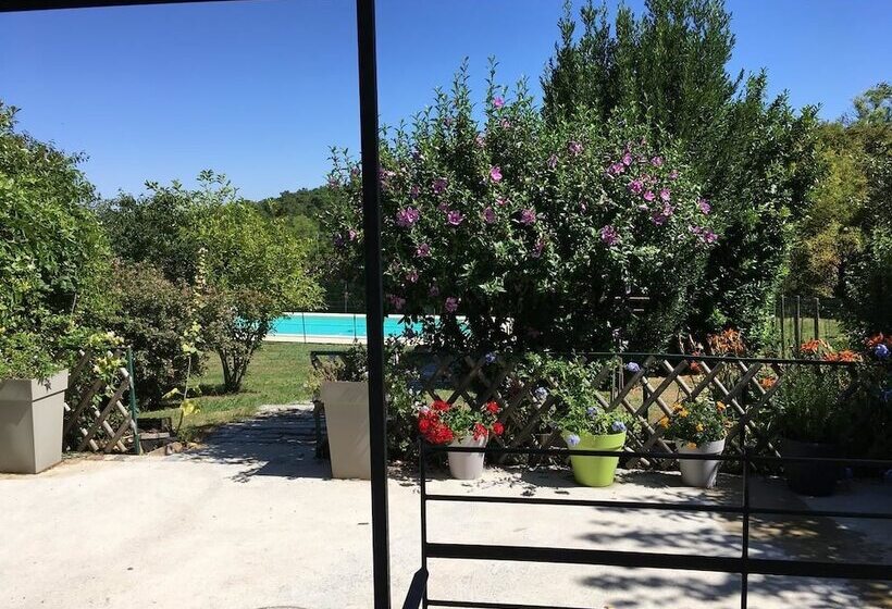 تختخواب و صبحانه La Grange De Bellefontaine